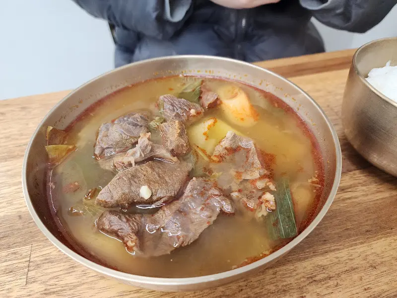 국밥 안에 들어있는 큼지막한 소고기