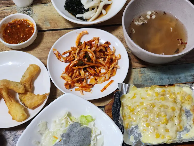 테이블 가득 채운 스끼다시 향연