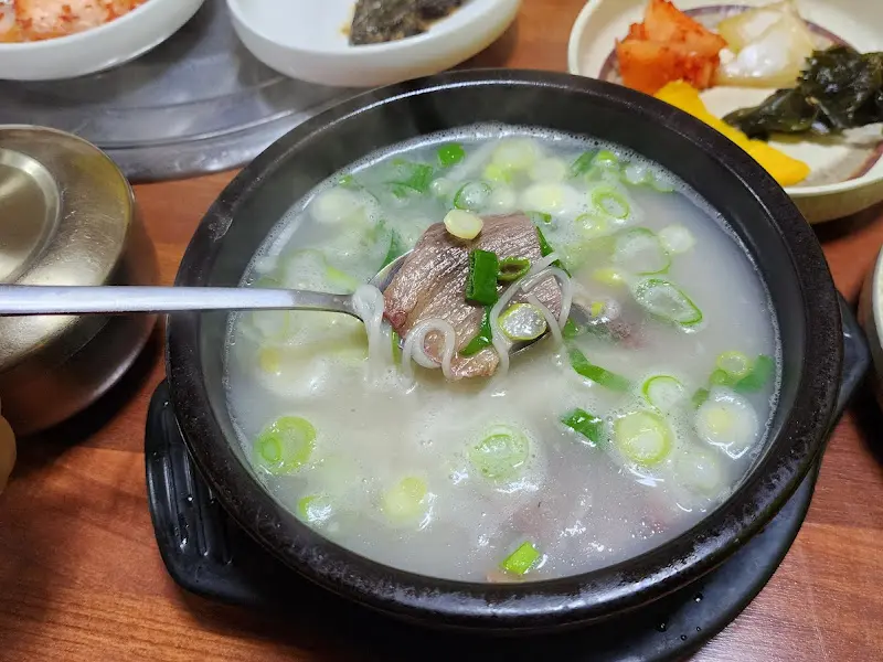 깊고 진한 설렁탕 국물