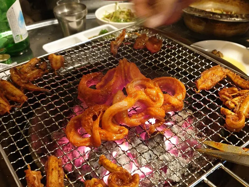 불판 위에서 맛있게 익어가는 꼼장어