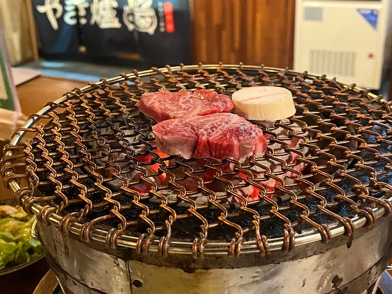 숯불 위에서 익어가는 한우