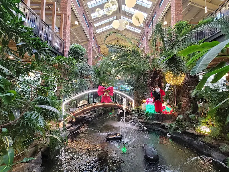 실내에 조성된 작은 연못과 다리