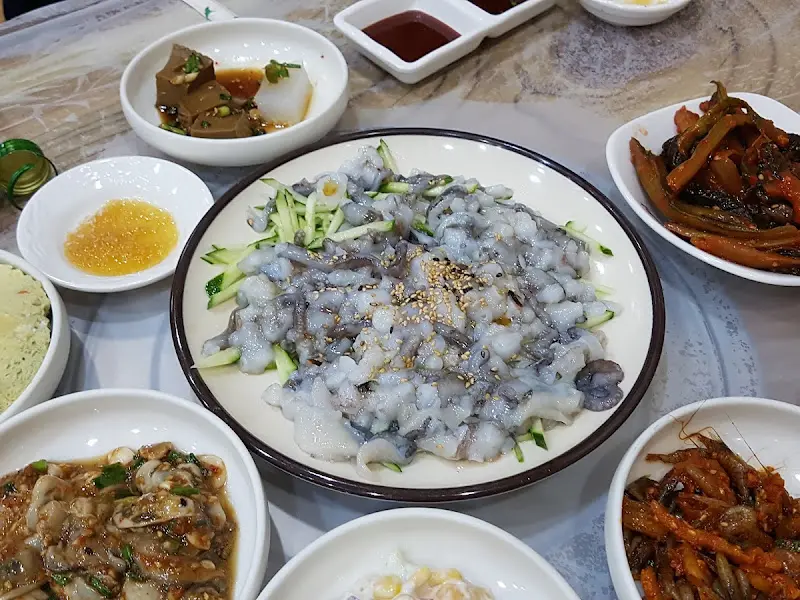 다채로운 기본 반찬이 정갈하게 담겨 있는 모습