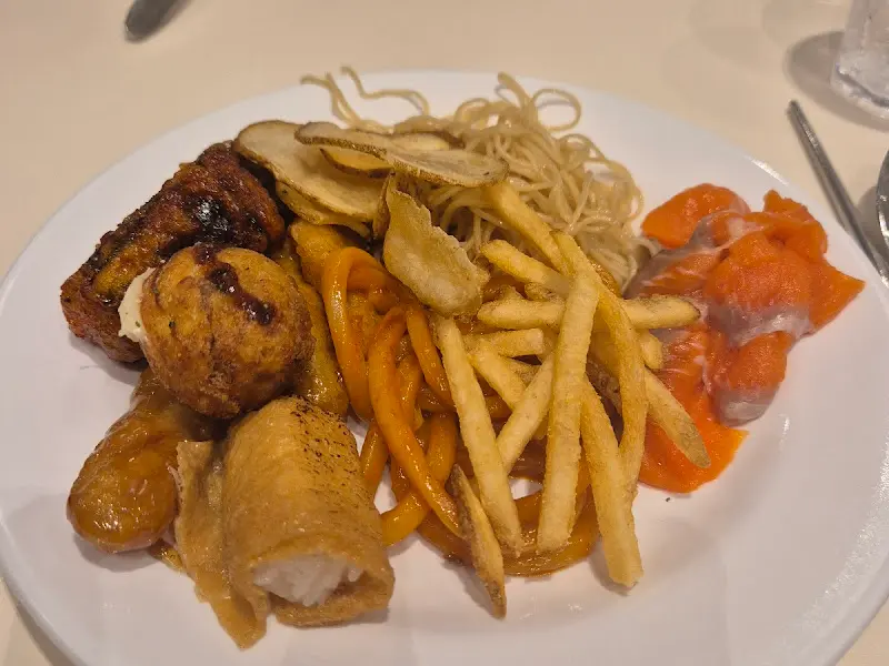 접시에 담긴 튀김, 면 등 다양한 음식