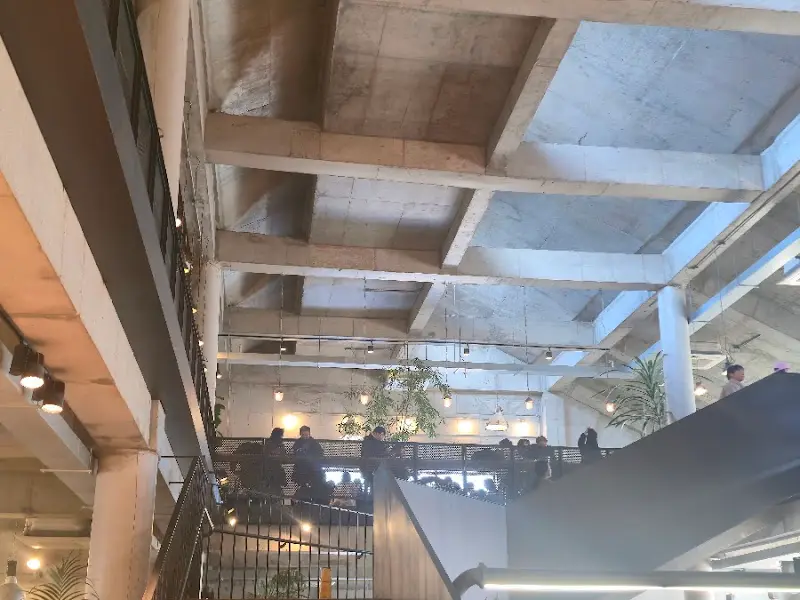 2층에서 내려다본 카페 내부 전경