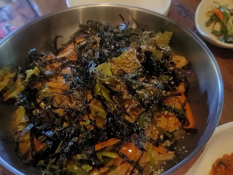 새콤달콤한 양념이 돋보이는 비빔 칼국수