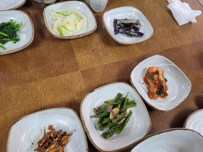 다양한 밑반찬들