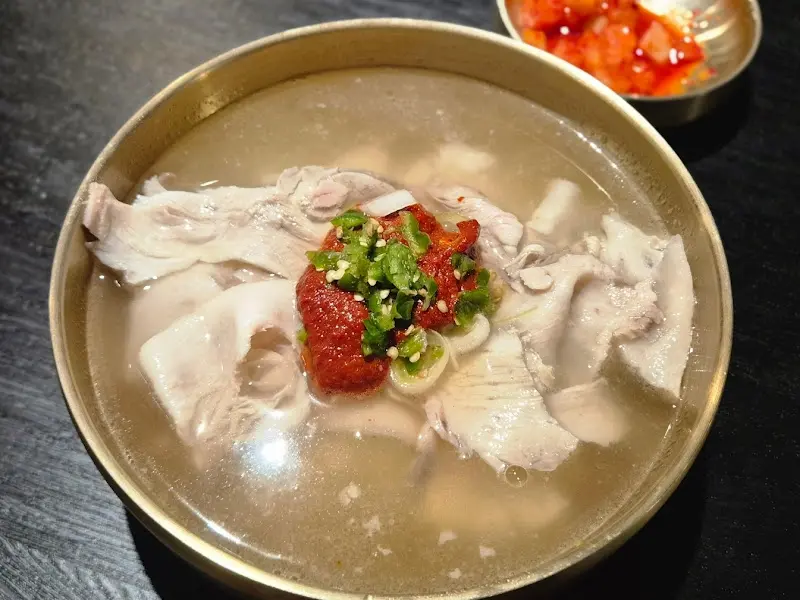 돼지곰탕의 뽀얀 국물과 푸짐한 고기 고명