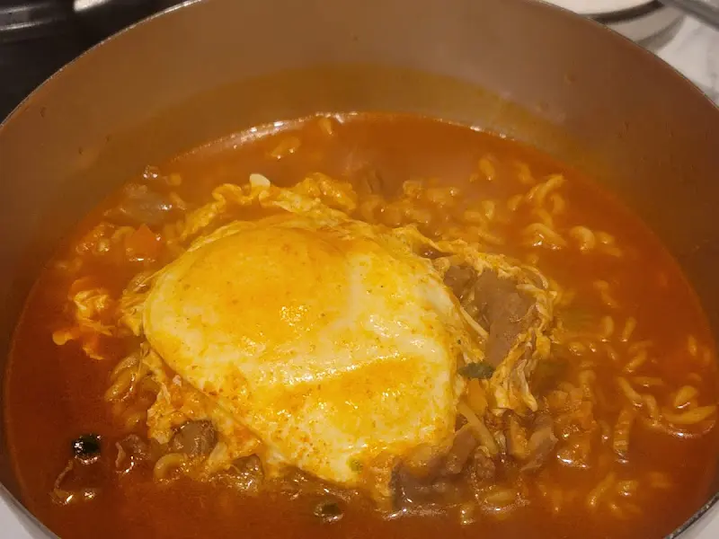 푸짐한 건더기가 인상적인 된장찌개