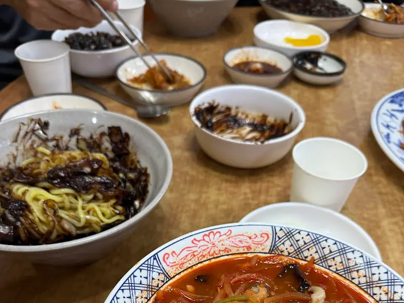 짜장면을 비비는 모습