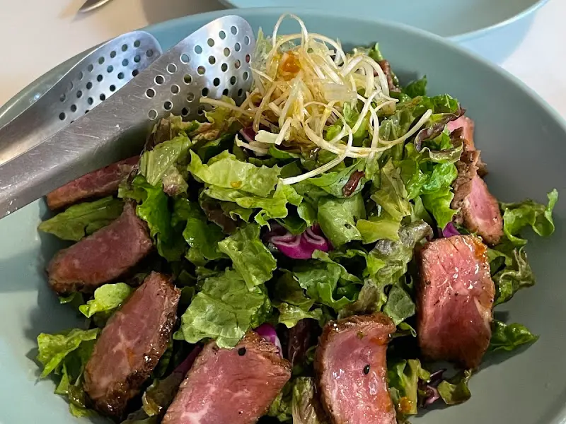 채끝 타다끼 샐러드 근접샷