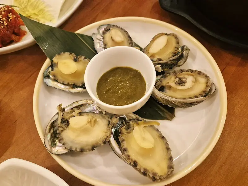 전복회 한 접시