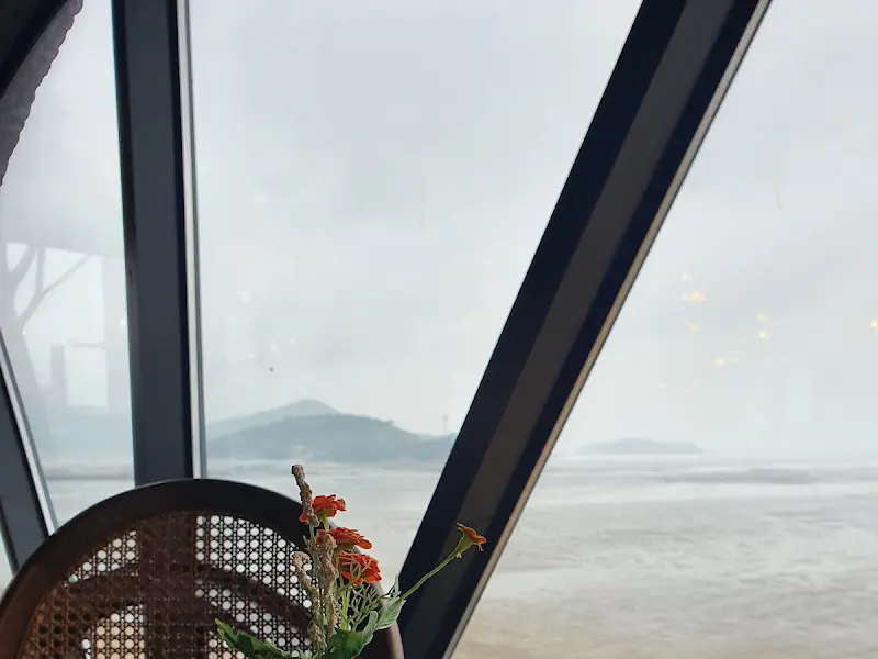 창가 좌석에서 보이는 바다 풍경