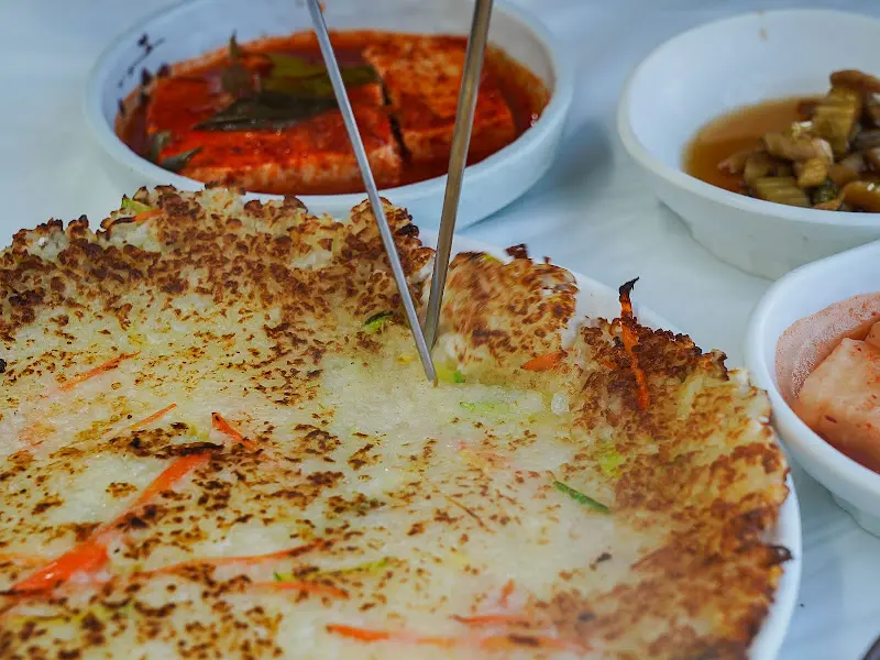 바삭하게 구워진 감자전