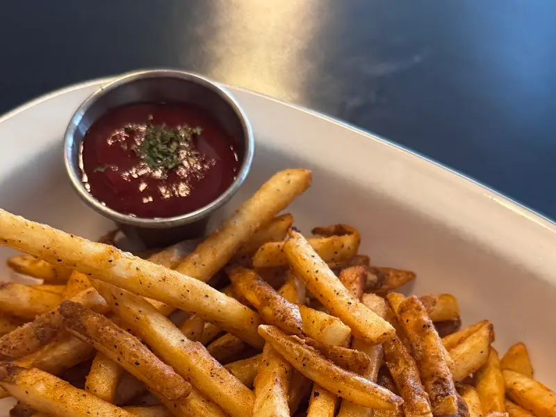 갓 튀겨져 나온 따끈한 감자튀김