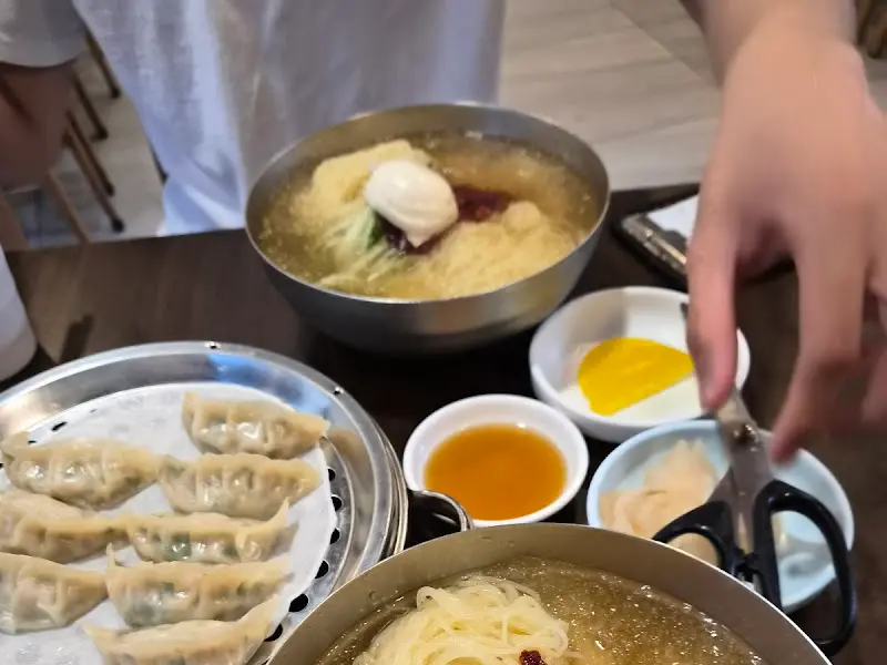 테이블에 놓인 밀면과 만두