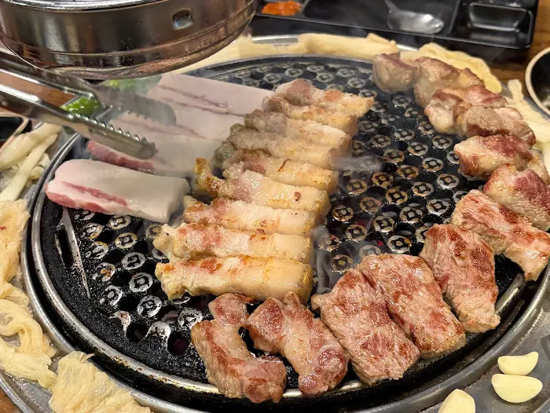 숯불 위에서 익어가는 흑돼지