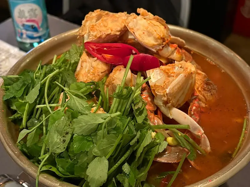 꽃게 매운탕이 푸짐하게 담겨 있는 모습