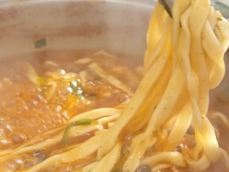 쫄깃한 칼국수 면발