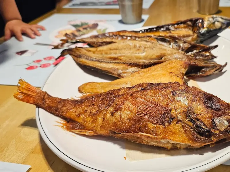 노릇노릇 구워진 생선구이, 젓가락을 멈출 수 없게 만드는 비주얼