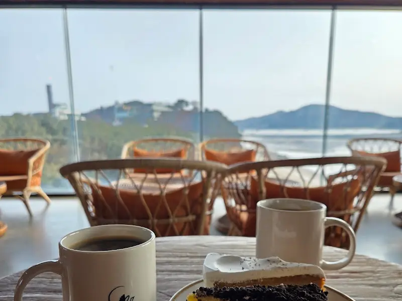 테이블에 놓인 커피와 케이크