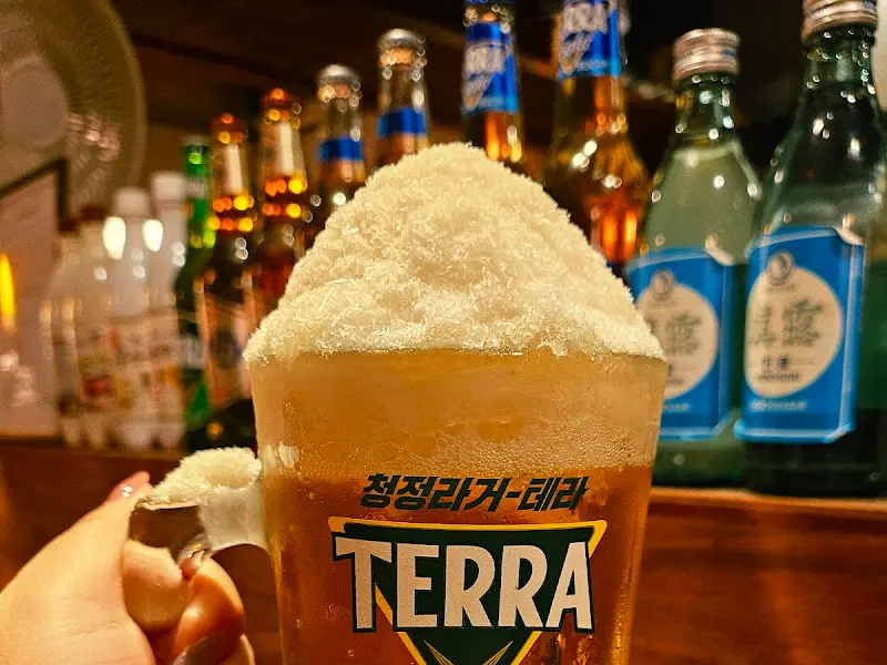 맥주 위에 눈꽃이 얹혀져 있는 모습