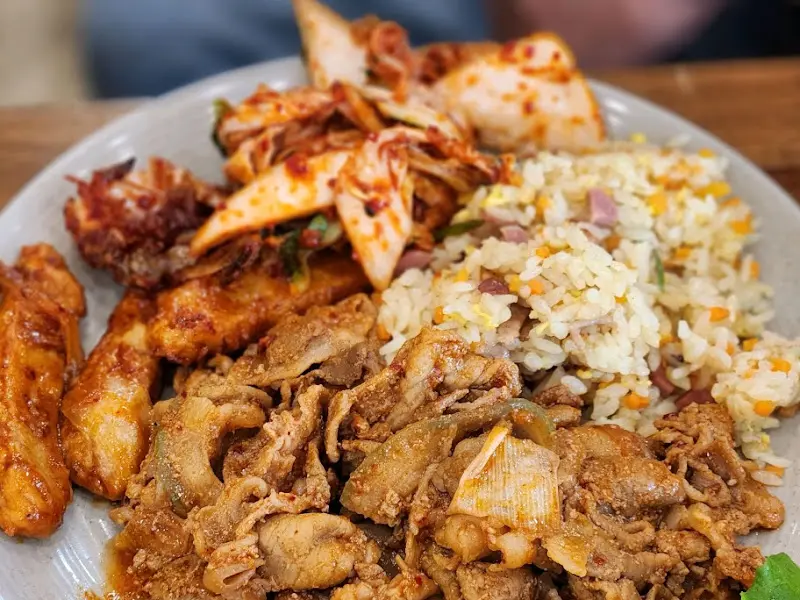 푸짐하게 담아온 음식들