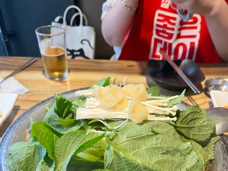 전골에 쑥갓과 버섯이 듬뿍 들어간 모습