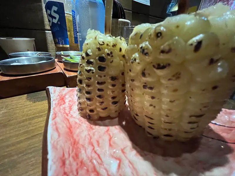 노릇하게 구워진 옥수수 꼬치