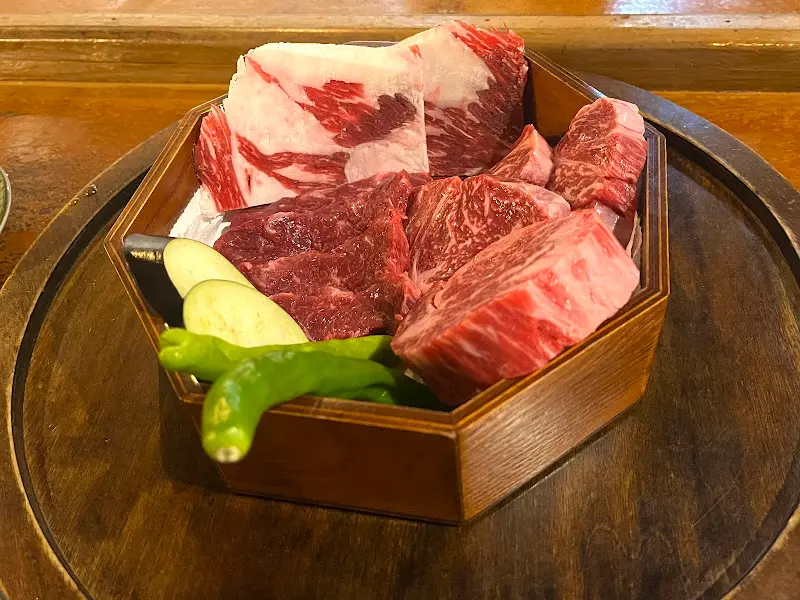 나무 쟁반 위에 정갈하게 담겨 나온 한우 모듬