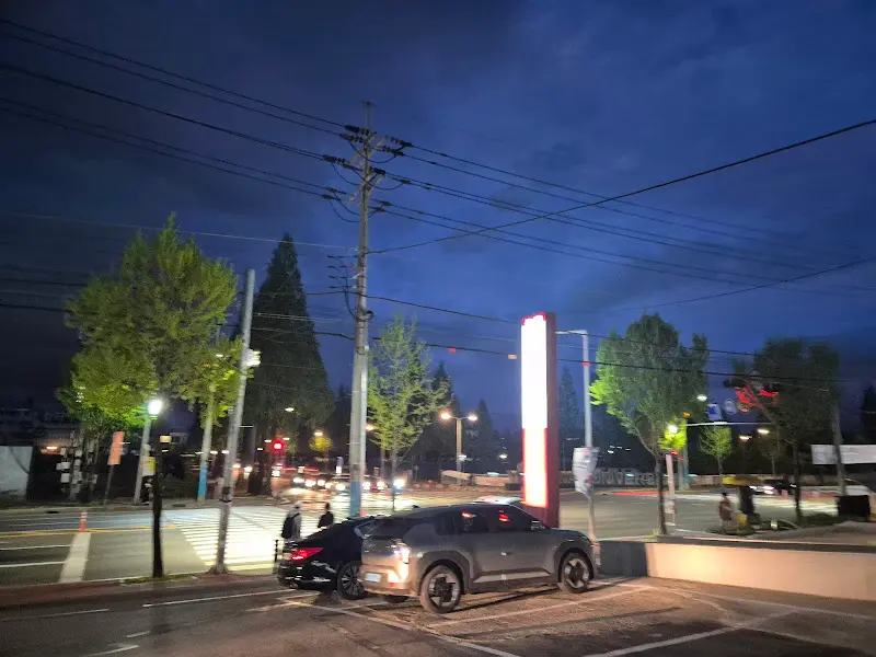 밤에 찍은 온천골 가마솥 국밥집 외부 전경 사진