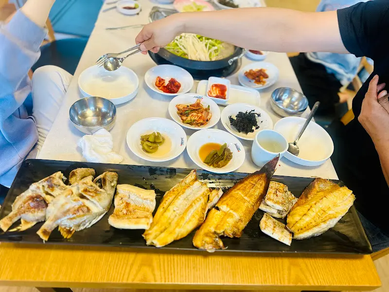 한 상 가득 차려진 생선구이 모듬