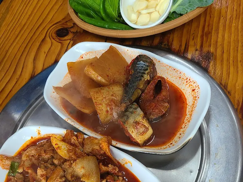 고등어조림과 제육볶음