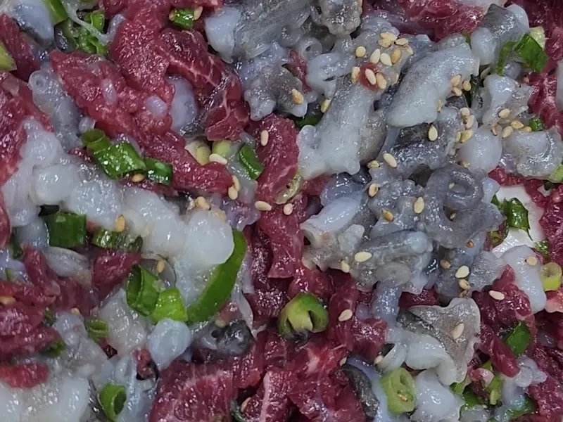 싱싱한 육회와 꿈틀거리는 낙지의 만남, 육회 낙지 탕탕이