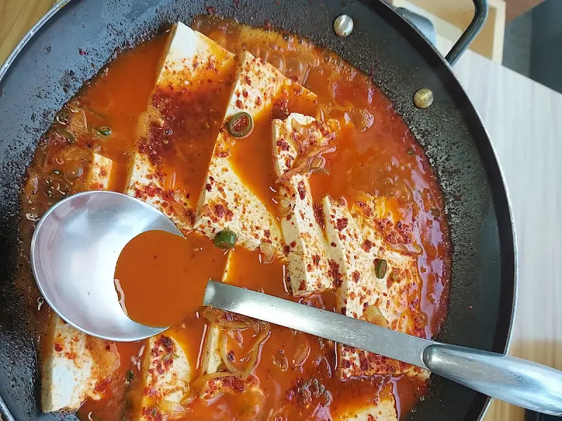 두부지짐을 덜어먹는 모습