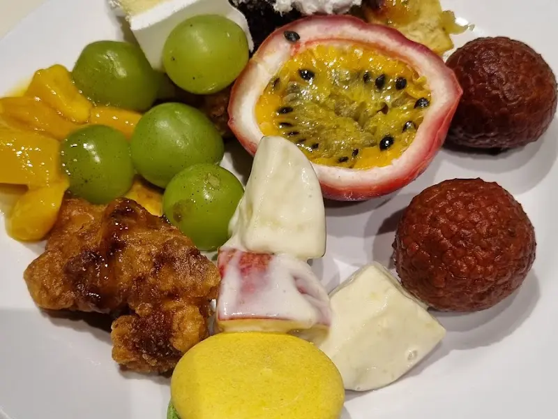 접시에 담긴 과일과 디저트