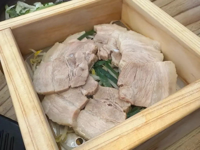 편백 보쌈을 클로즈업한 사진