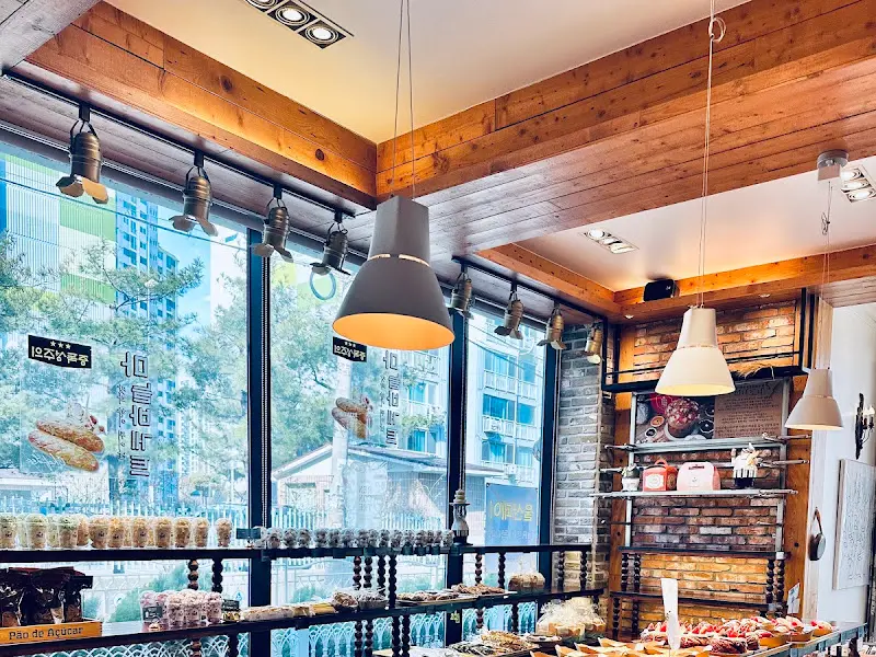 빵이 가득한 랑콩뜨레 내부