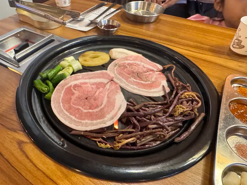 불판 위에서 구워지고 있는 고기의 모습