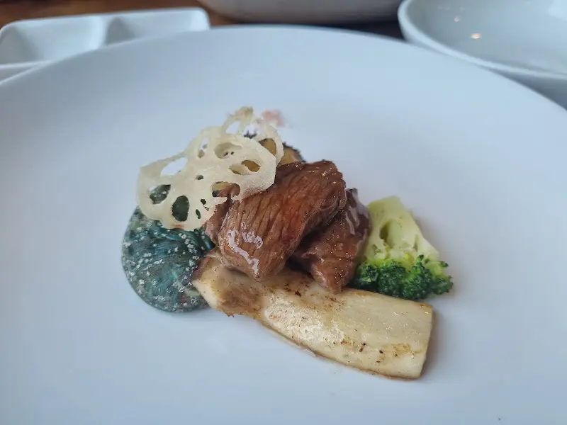 스테이크와 다양한 가니쉬