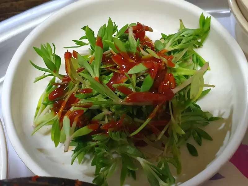 초장이 뿌려진 돗나물