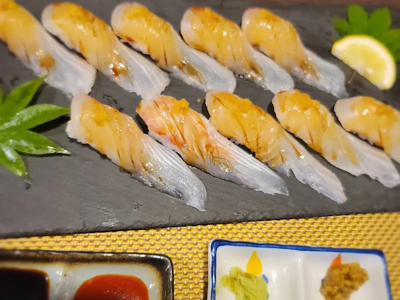 윤기가 흐르는 대광어 초밥