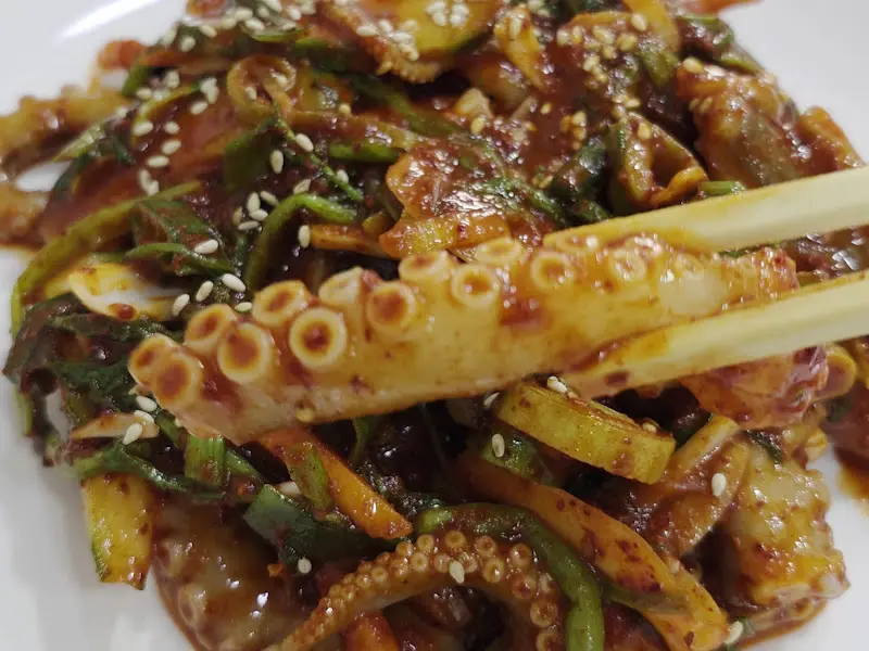 새콤달콤한 양념이 돋보이는 낙지 초무침