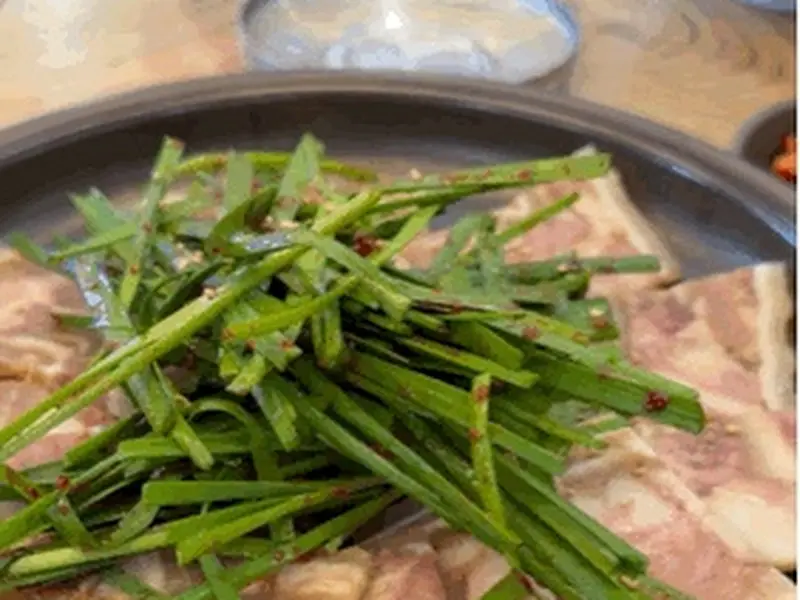 편백나무 상자에 담겨 나온 촉촉한 편백 보쌈