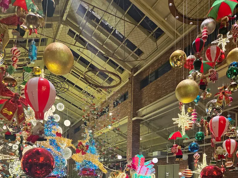 천장에 매달린 다양한 크리스마스 장식들