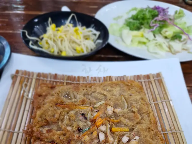 쭈꾸미 볶음, 샐러드, 도토리전 등 쭈꾸미 세트 메뉴 한상 차림