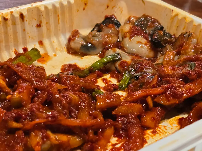 굴과 김치가 어우러진 모습