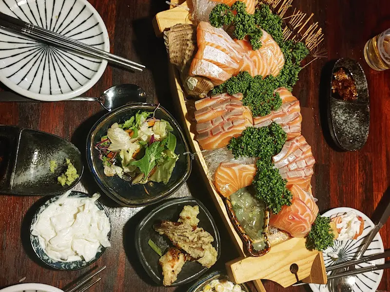 사시미와 곁들임 메뉴로 가득 찬 테이블 전경