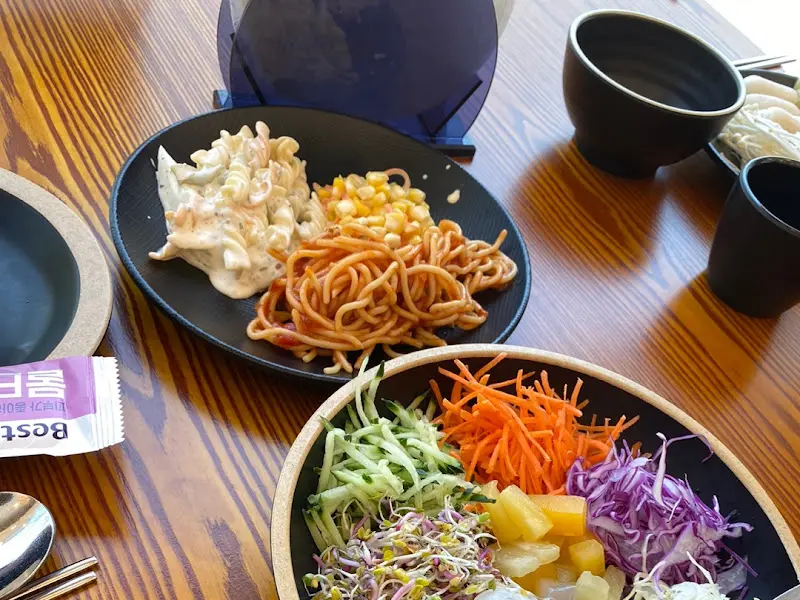 샐러드바의 다양한 메뉴