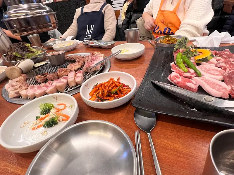 테이블 가득 차려진 흑돼지 한 상